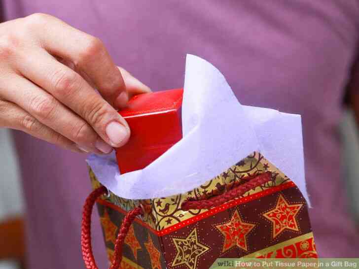 Image intitulée Mettre du Papier de soie dans un Sac-Cadeau Étape 4
